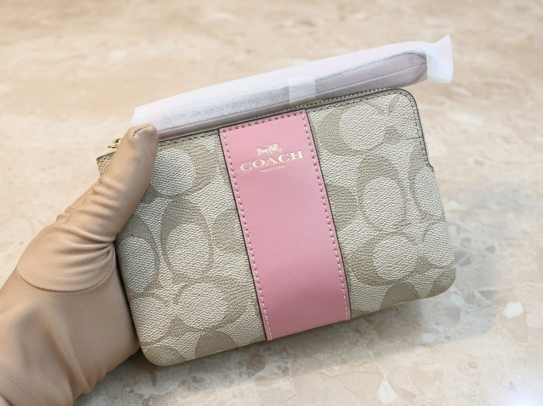COACH SMALL CORNER SINGLE ZIP WRISTLET - SIGNATURE LIGHT KHAKI PINK