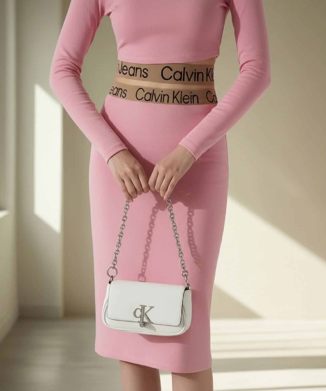 CALVIN KLEIN CHAIN CROSSBODY BAG - SILVER BIRCH