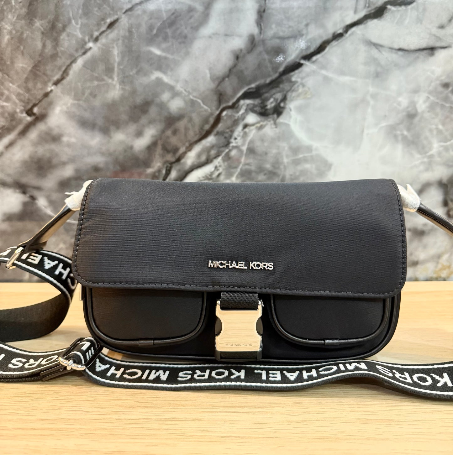 حقيبة مايكل كورس كاي متوسطة الحجم بجيبين وغطاء قلاب