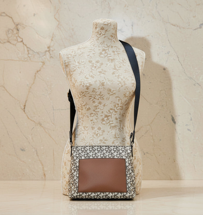 حقيبة كروس بودي من دي كيه إن واي بشعار المونوغرام