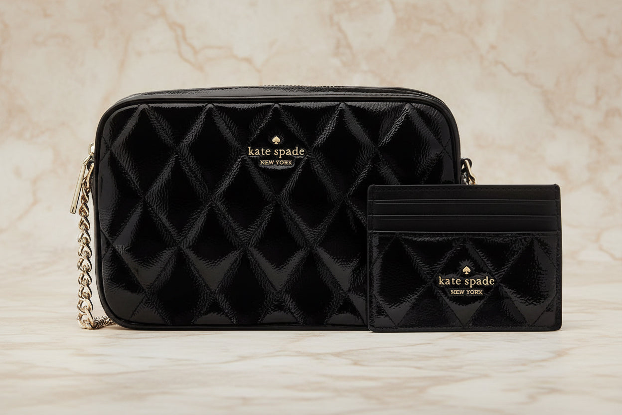 حقيبة كروسبودي من الجلد المبطن من كيت سبيد، مع حافظة بطاقات رفيعة، في علبة.