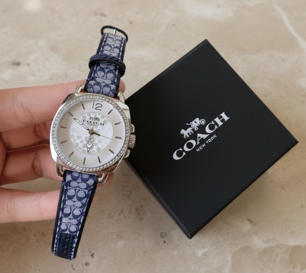 ساعة كوتش بوي فريند متوسطة الحجم - لون أزرق داكن مميز