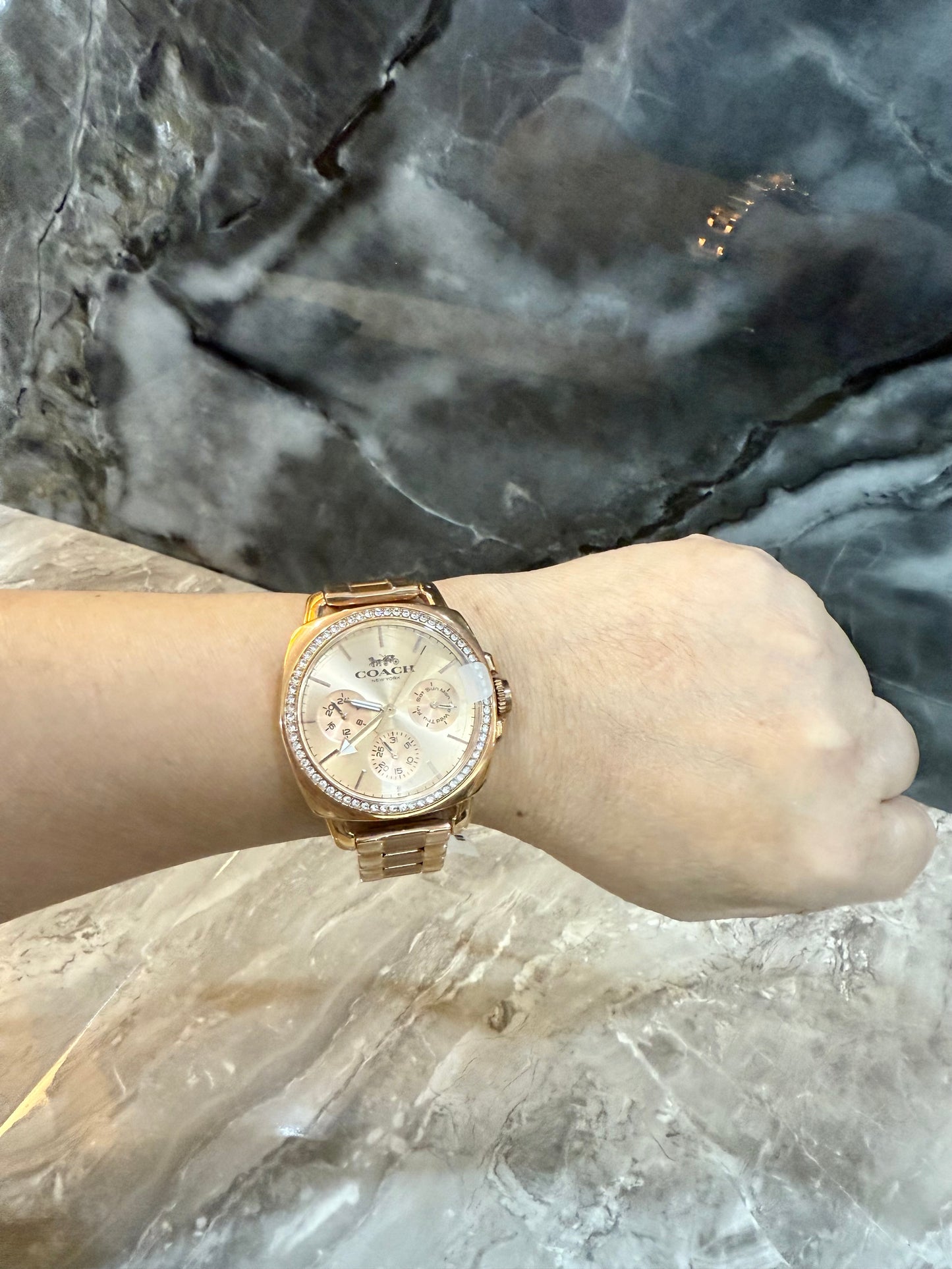 ساعة كوتش ذات وجه كبير - مطلية بالذهب الوردي والفولاذ المقاوم للصدأ