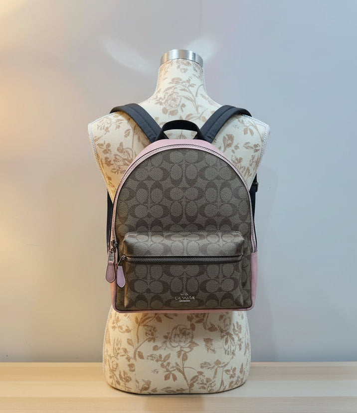 حقيبة ظهر متوسطة الحجم من كوتش تشارلي - لون بني/وردي مميز