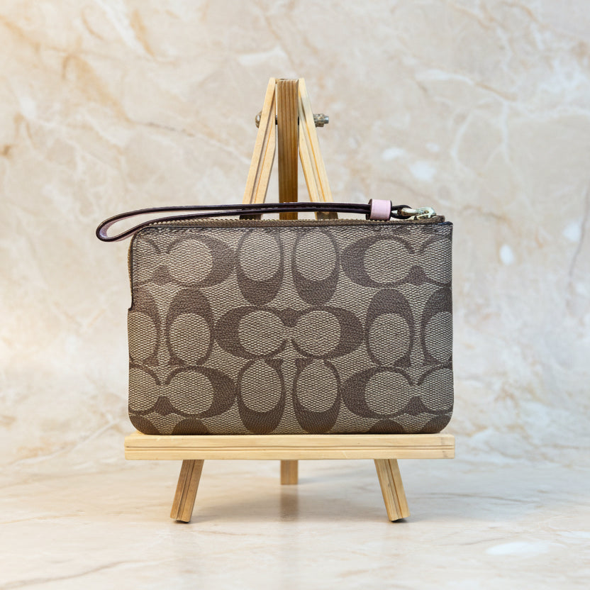 COACH SMALL CORNER SINGLE ZIP WRISTLET - SIGNATURE BROWN/PINK