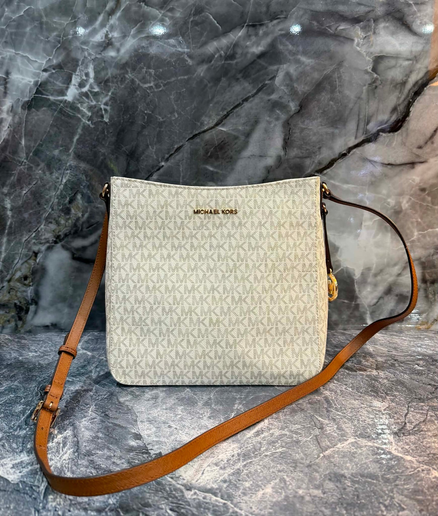 MICHAEL KORS JET SET TRAVEL LARGE MESSENGER LOGO VANILLA