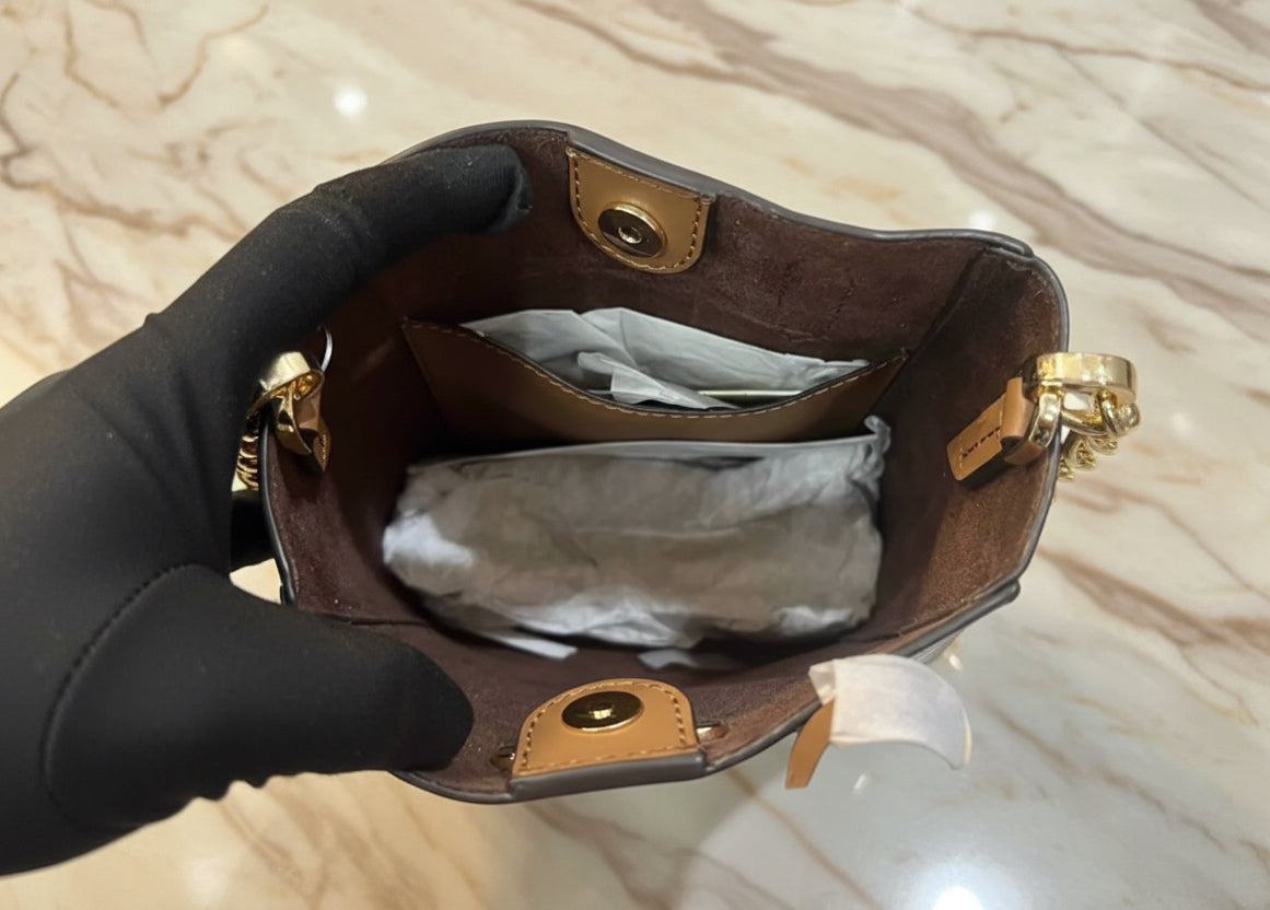 حقيبة كروس بودي من مايكل كورس، طراز سنكلير XS، بشعار العلامة التجارية - بني/بلوطي (منتج تجزئة) بدون كيس قماش/بدون كيس ورقي