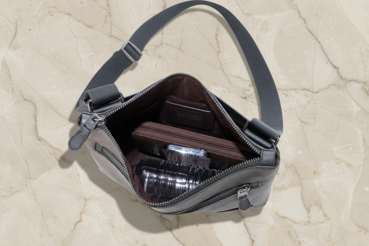 COACH CARRIER CROSSBODY BAG IN SIGNATURE CANVAS - MAHOGANY COLOR