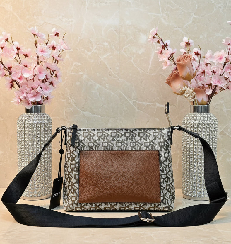 حقيبة كروس بودي من دي كيه إن واي بشعار المونوغرام