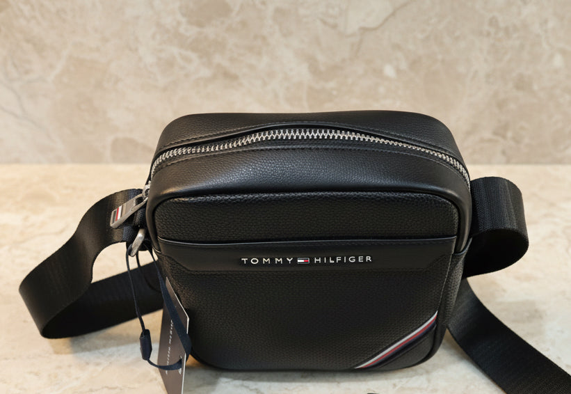 حقيبة كروس بودي صغيرة للرجال من تومي هيلفيغر -