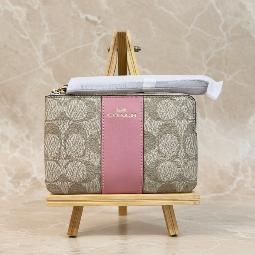 COACH SMALL CORNER SINGLE ZIP WRISTLET - SIGNATURE LIGHT KHAKI PINK
