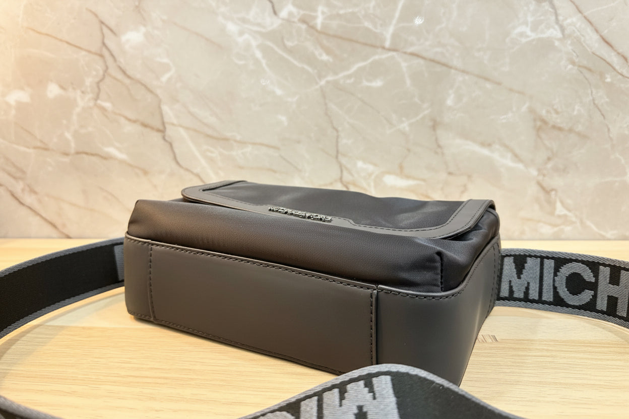 MICHAEL KORS LAUTNER MEDIUM FLAP MESSENGER - NYLON - BLACK