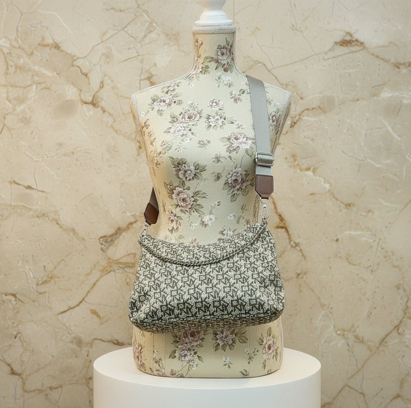 حقيبة كتف/حقيبة كروس بودي كبيرة الحجم من دي كيه إن واي كايرو