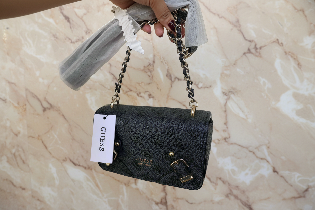 حقيبة كروس بودي صغيرة من GUESS MINI DIDI