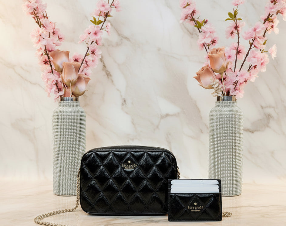 حقيبة كروسبودي من الجلد المبطن من كيت سبيد، مع حافظة بطاقات رفيعة، في علبة.