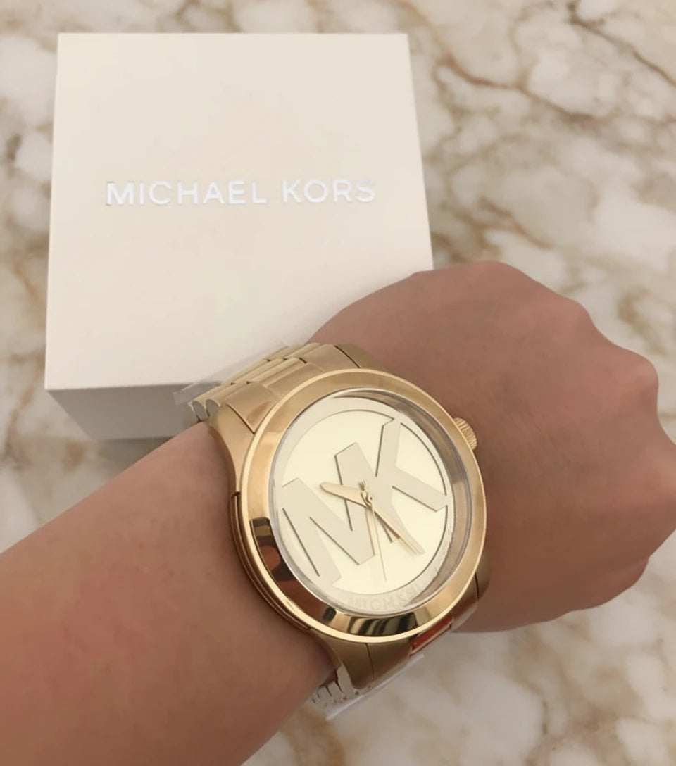 وجه كبير سليم من مايكل كورس