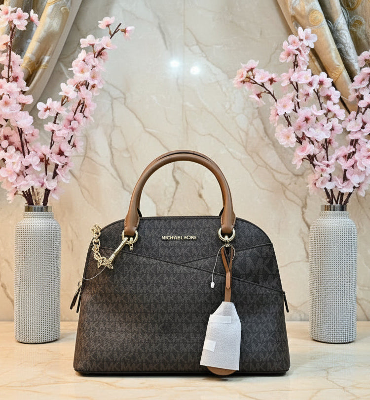 MICHAEL KORS CINDY DOME MEDIUM IN SIGNATURE LOGO BROWN