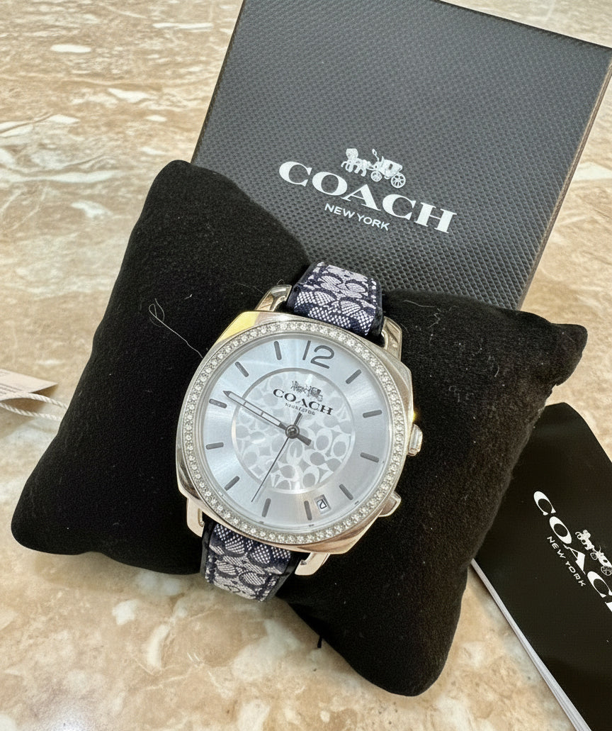 ساعة كوتش بوي فريند متوسطة الحجم - لون أزرق داكن مميز