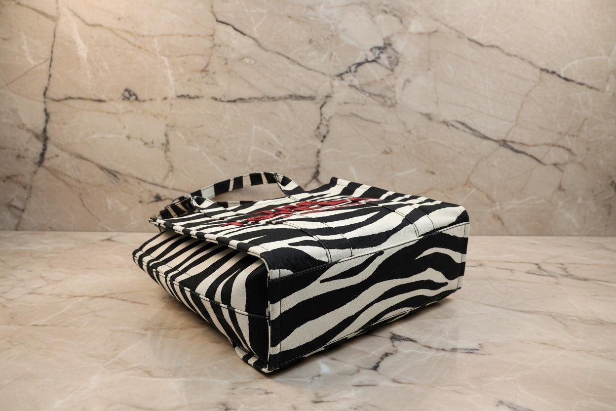 حقيبة سفر كبيرة من قماش مارك جاكوبس بنقشة جلد الحمار الوحشي