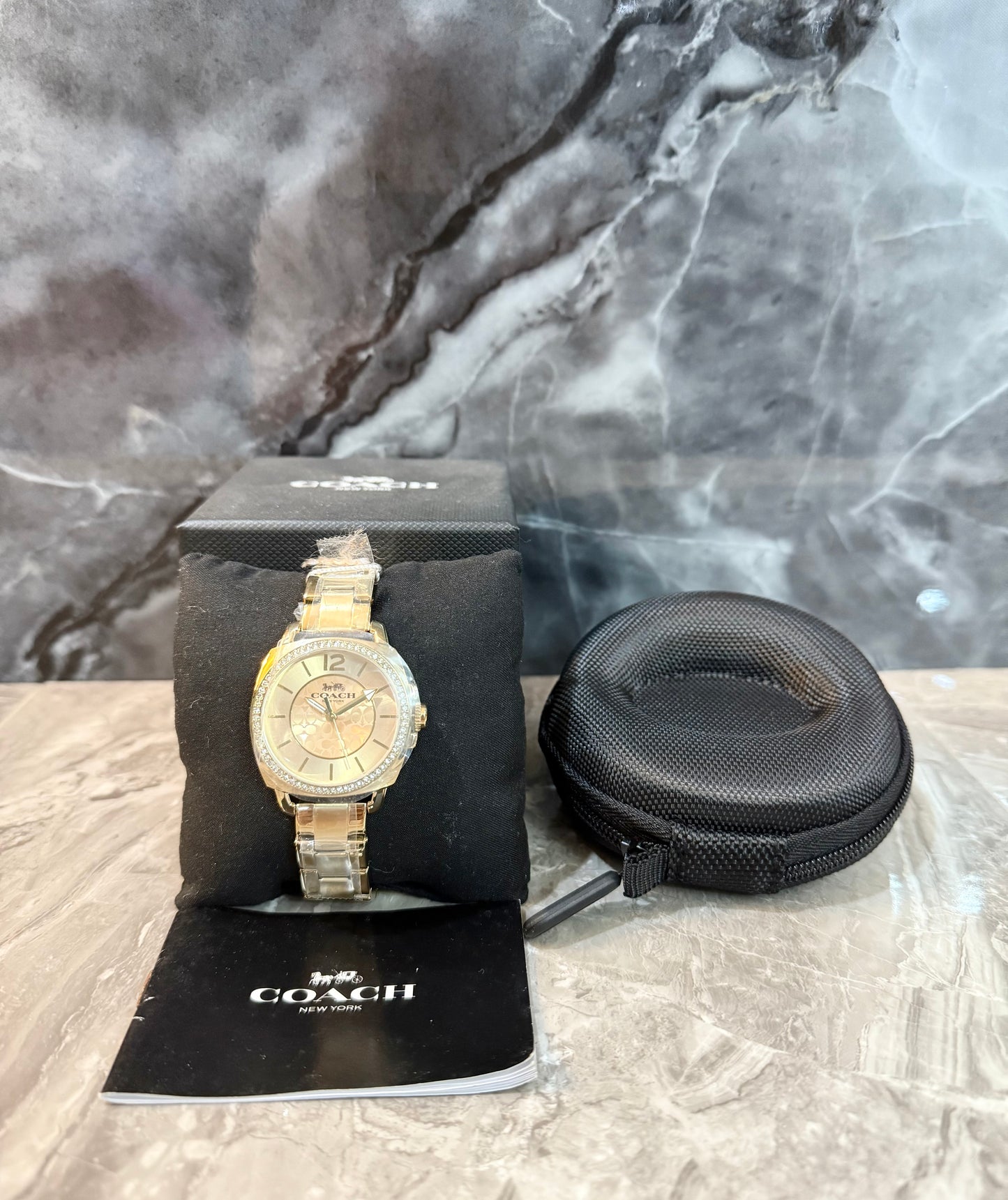 ساعة كوتش بوي فريند ذهبية من الفولاذ المقاوم للصدأ