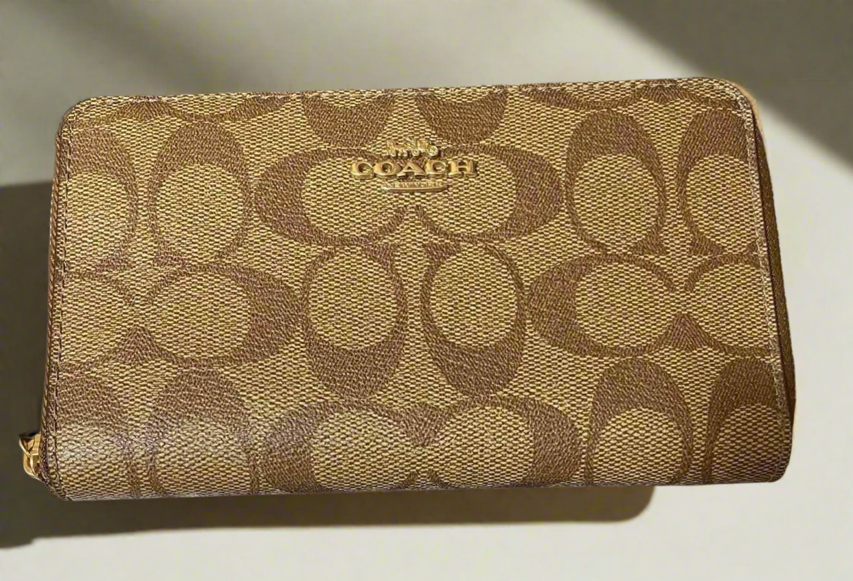 محفظة كوتش متوسطة الحجم بسحاب دائري