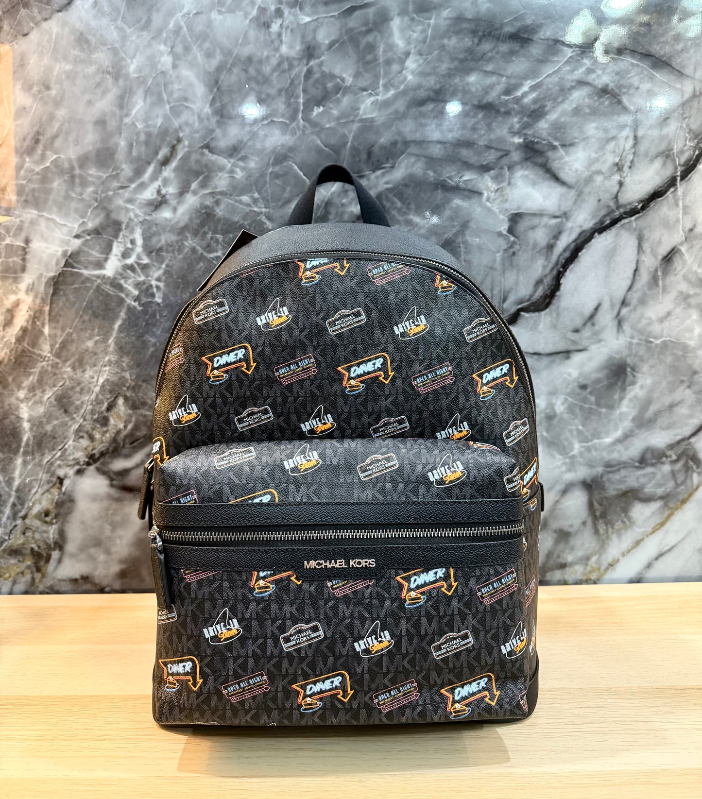 حقيبة ظهر مايكل كورس كوبر مزينة بشعار العلامة التجارية - أسود