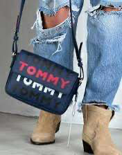 حقيبة كروسبودي ذات غطاء قلاب من تومي هيلفيغر