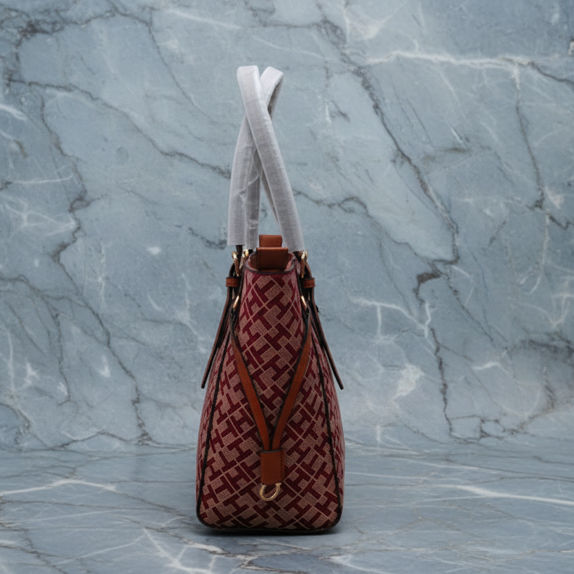 حقيبة تومي هيلفيغر