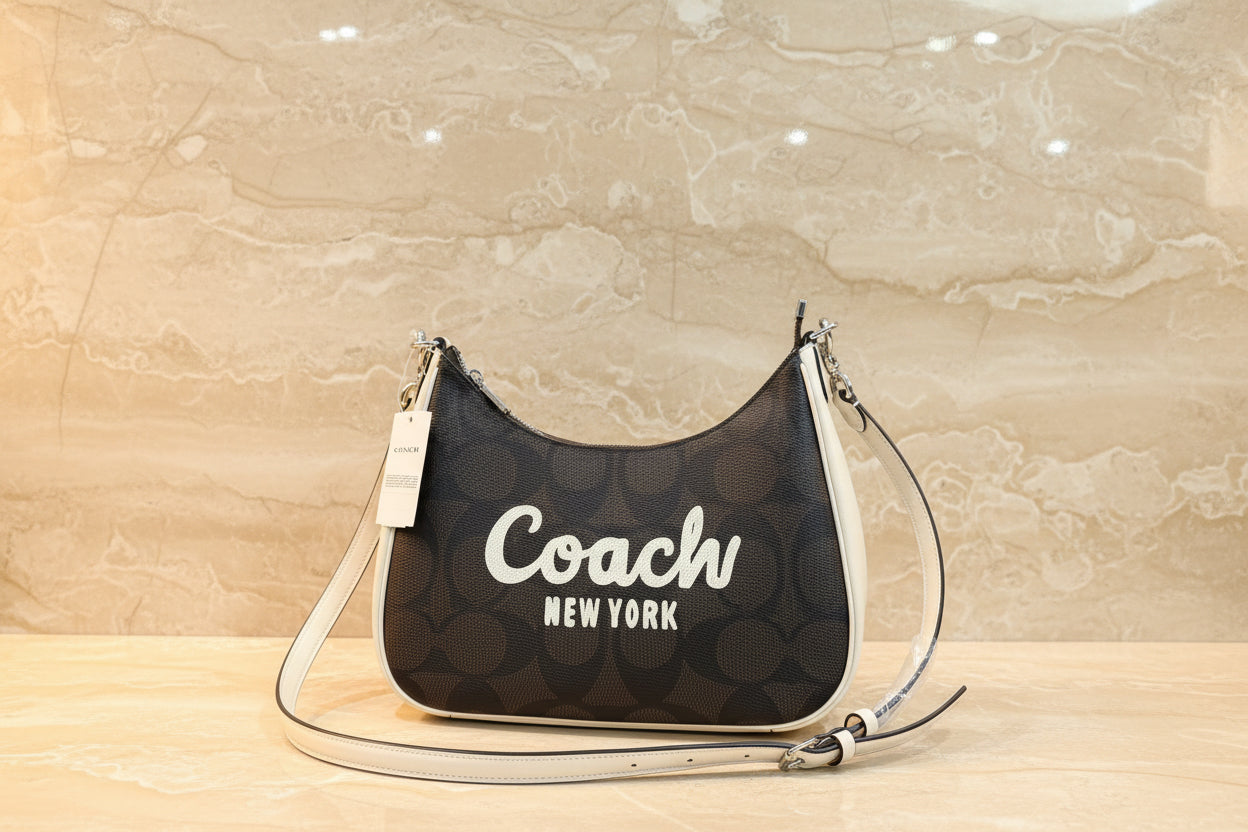 حقيبة كتف/حقيبة كروس بودي من كوتش سكريبت تيري هوبو - متوسطة الحجم