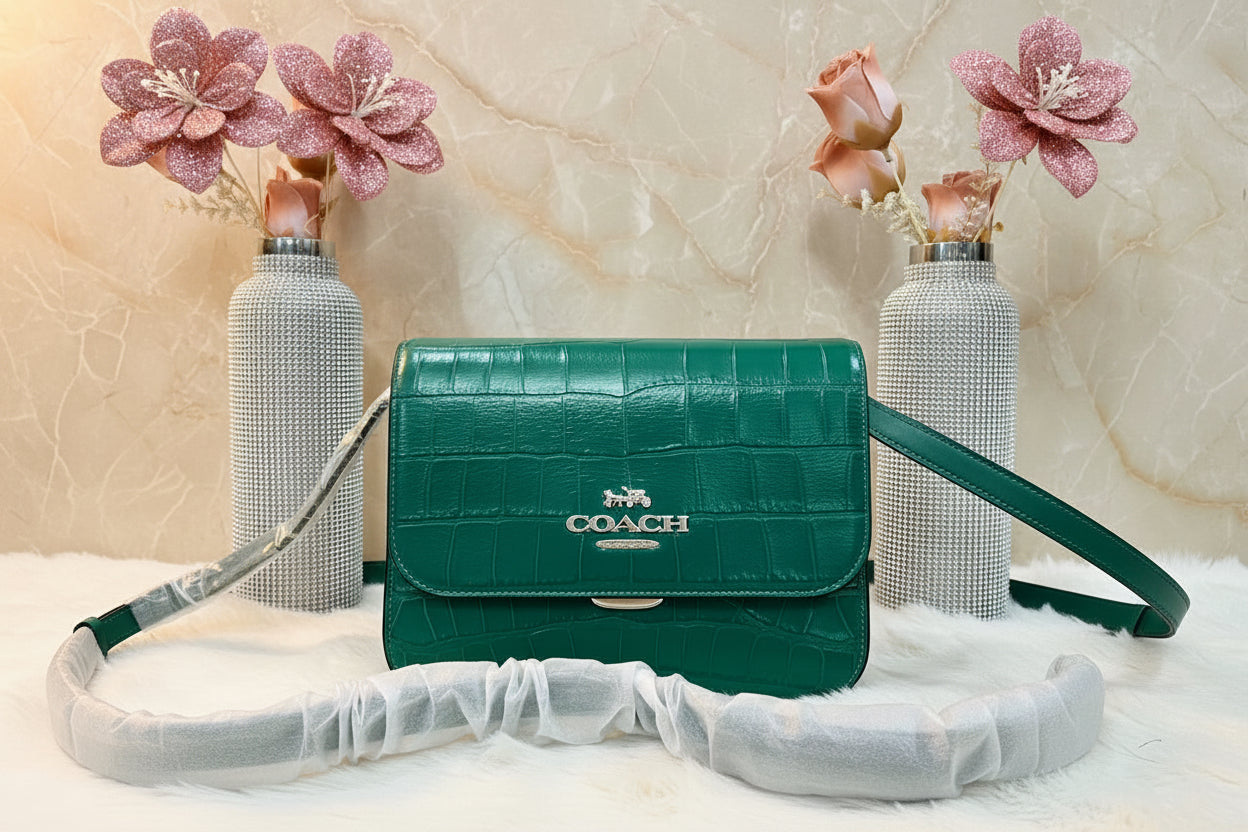 حقيبة كروسبودي كوتش برين ذات غطاء قلاب - لون اليشم