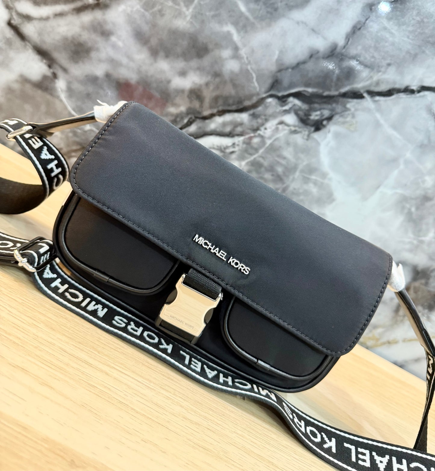 حقيبة مايكل كورس كاي متوسطة الحجم بجيبين وغطاء قلاب