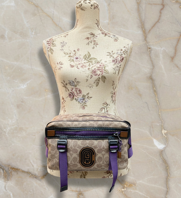 حقيبة خصر/حقيبة جسم محدودة الإصدار مطبوعة بشعار كوتش، مصنوعة من قماش الكانفاس البني المميز.