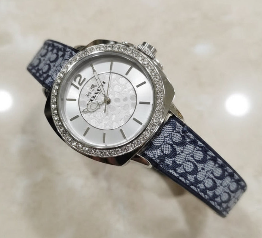 ساعة كوتش بوي فريند متوسطة الحجم - لون أزرق داكن مميز