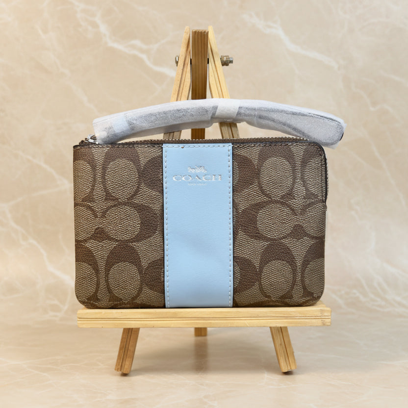 COACH SMALL CORNER SINGLE ZIP WRISTLET - SIGNATURE KHAKI/WATERFALL LIGHT BLUE