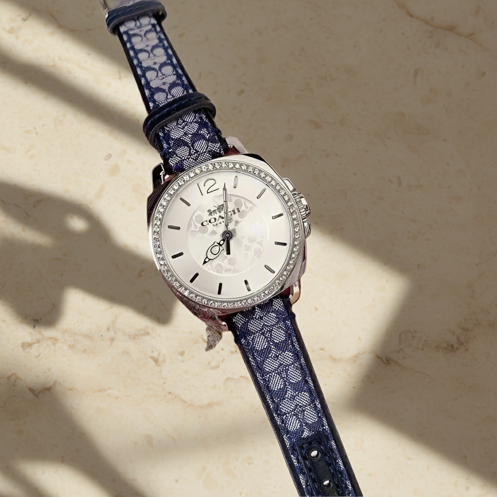 ساعة كوتش بوي فريند متوسطة الحجم - لون أزرق داكن مميز