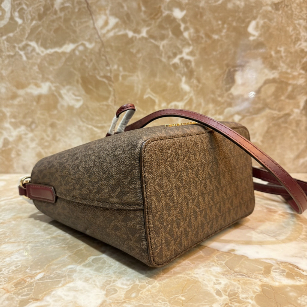 MICHAEL KORS SURI BUCKET IN SIGNATURE CANVAS