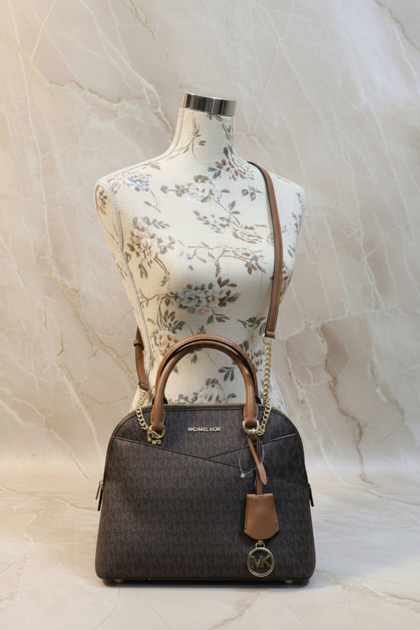 MICHAEL KORS CINDY DOME MEDIUM IN SIGNATURE LOGO BROWN