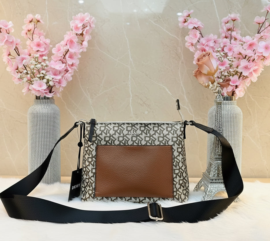 حقيبة كروس بودي من دي كيه إن واي بشعار المونوغرام