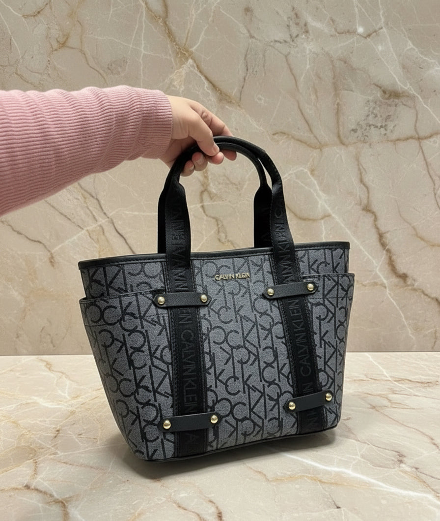CALVIN KLEIN SATCHEL IN SIGNATURE CHARCOAL BLACK