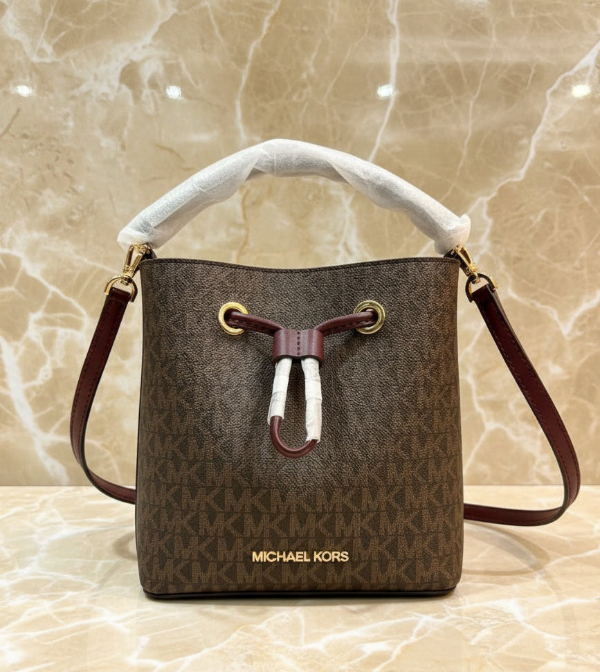 MICHAEL KORS SURI BUCKET IN SIGNATURE CANVAS