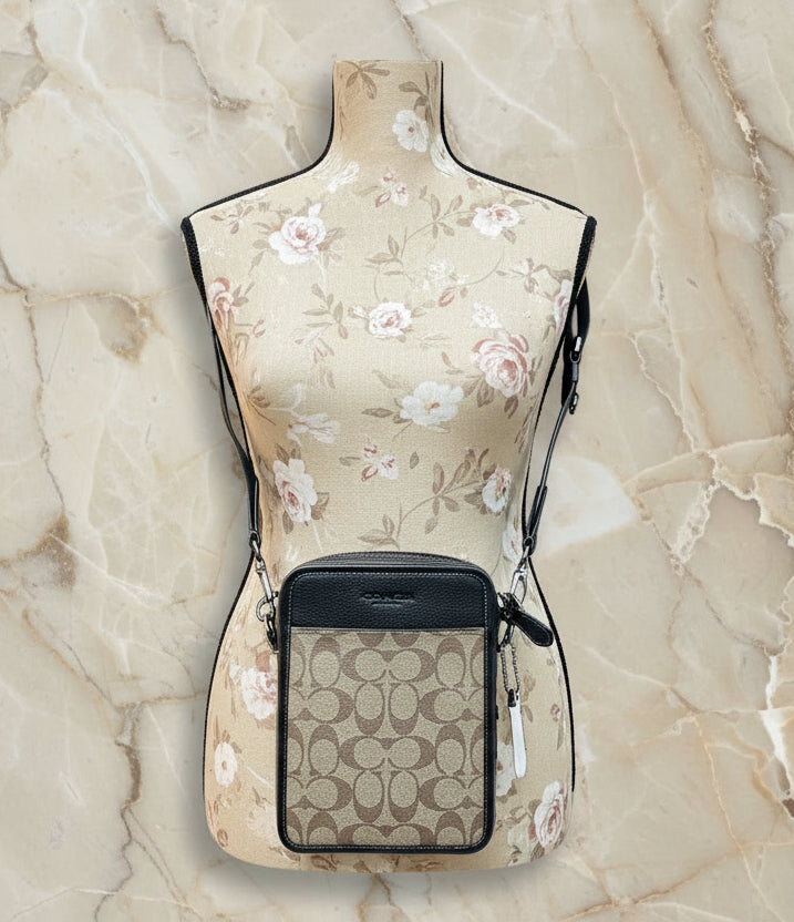 حقيبة كروسبودي من كوتش سوليفان، لون بني/أسود