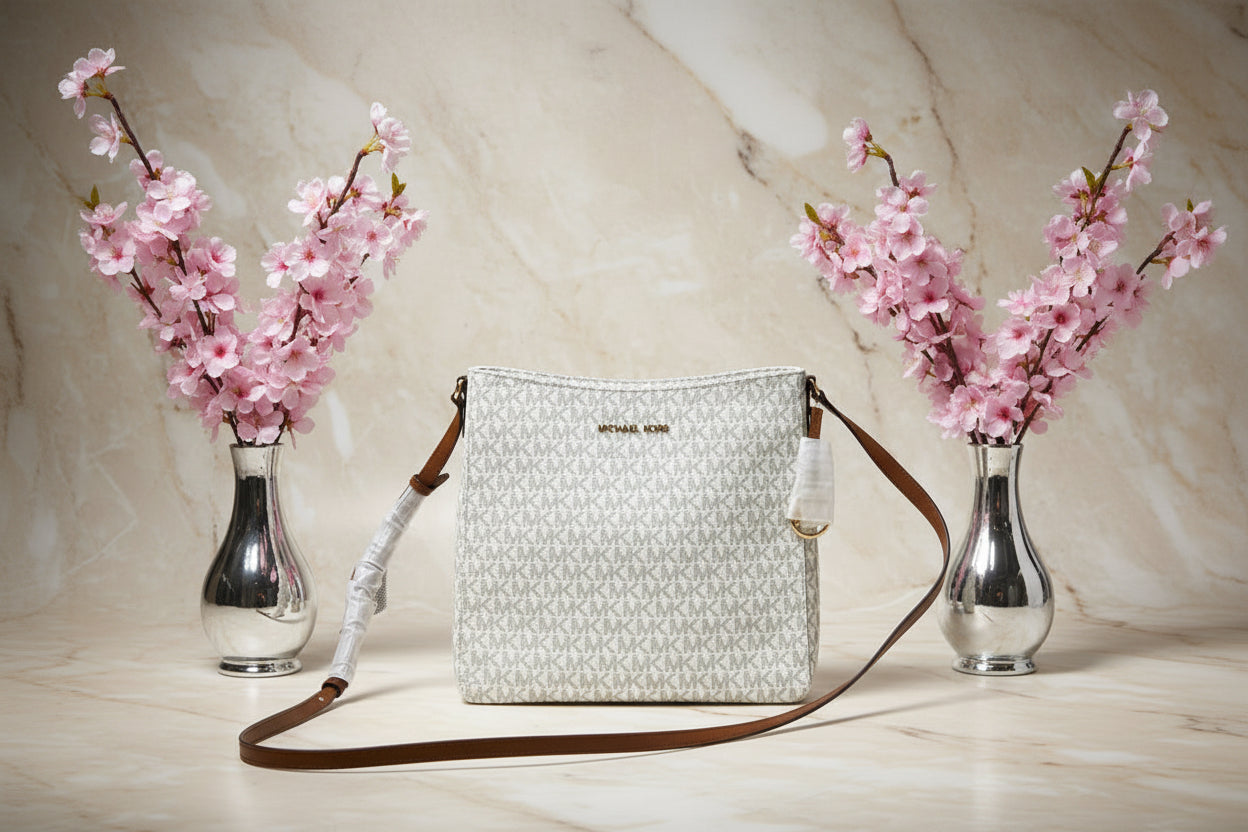 MICHAEL KORS JET SET TRAVEL LARGE MESSENGER LOGO VANILLA