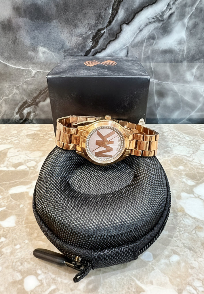 ساعة مايكل كورس ميني سليم رانوي - لون ذهبي وردي - بشعار MK وتصميم مرصع بالكريستال - علبة ساعة مجانية 