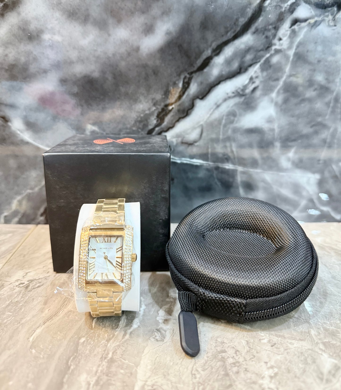 ساعة مايكل كورس إيمري ذهبية اللون - صغيرة مستطيلة