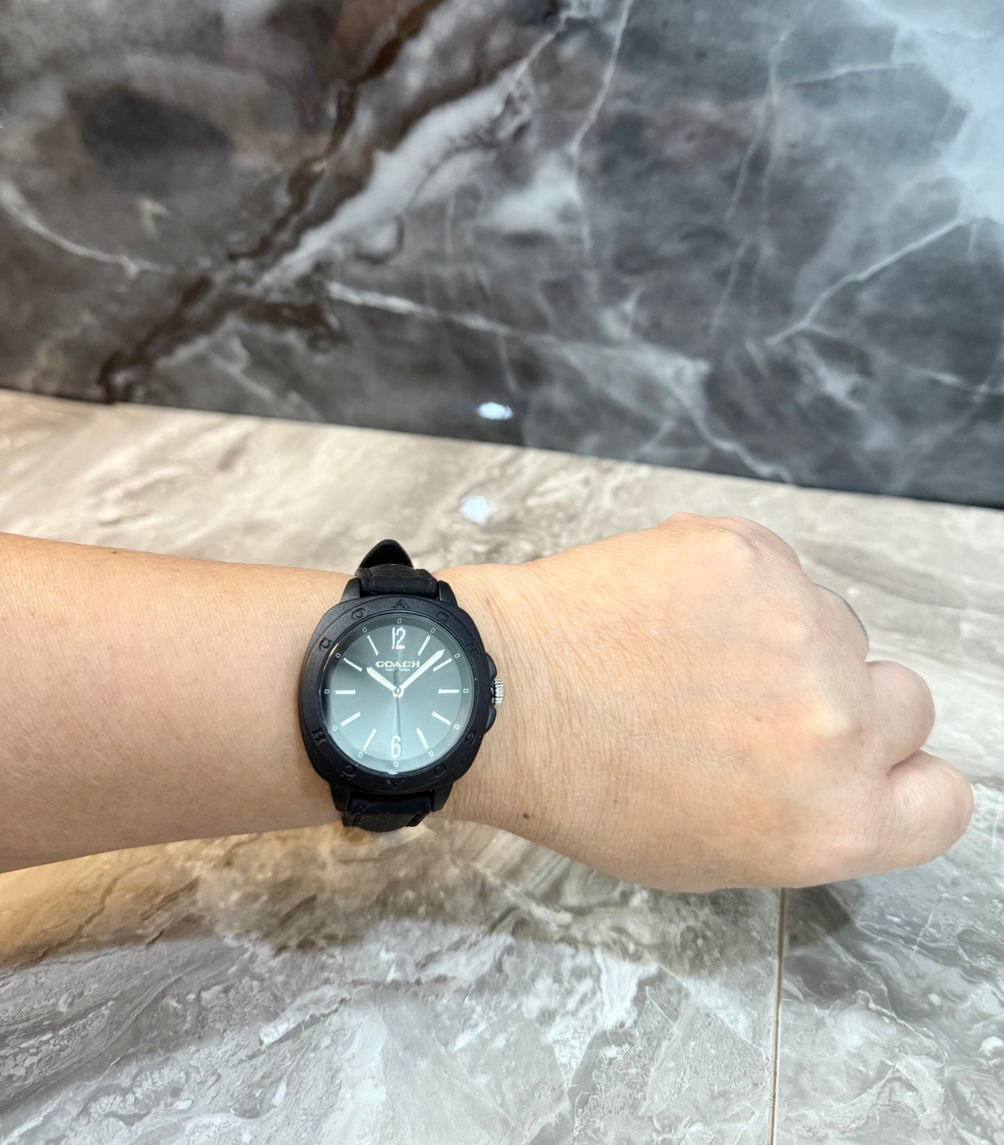 ساعة كوتش كيت التناظرية للنساء