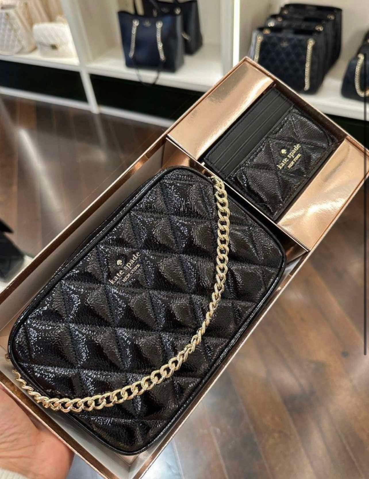 حقيبة كروسبودي من الجلد المبطن من كيت سبيد، مع حافظة بطاقات رفيعة، في علبة.