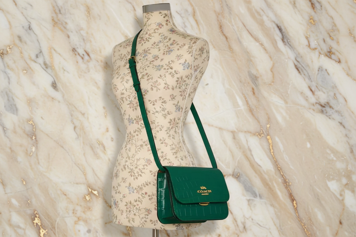 حقيبة كروسبودي كوتش برين ذات غطاء قلاب - لون اليشم