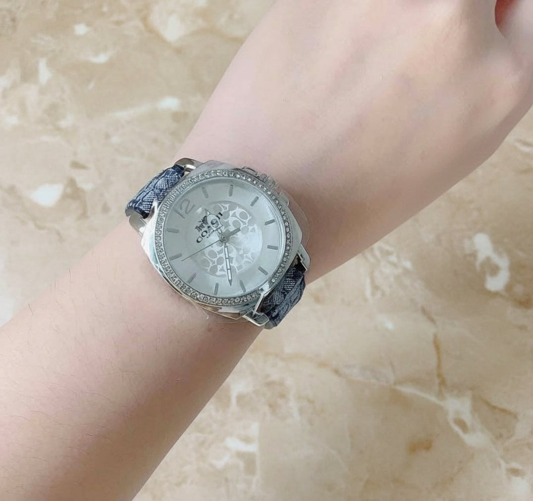 ساعة كوتش بوي فريند متوسطة الحجم - لون أزرق داكن مميز