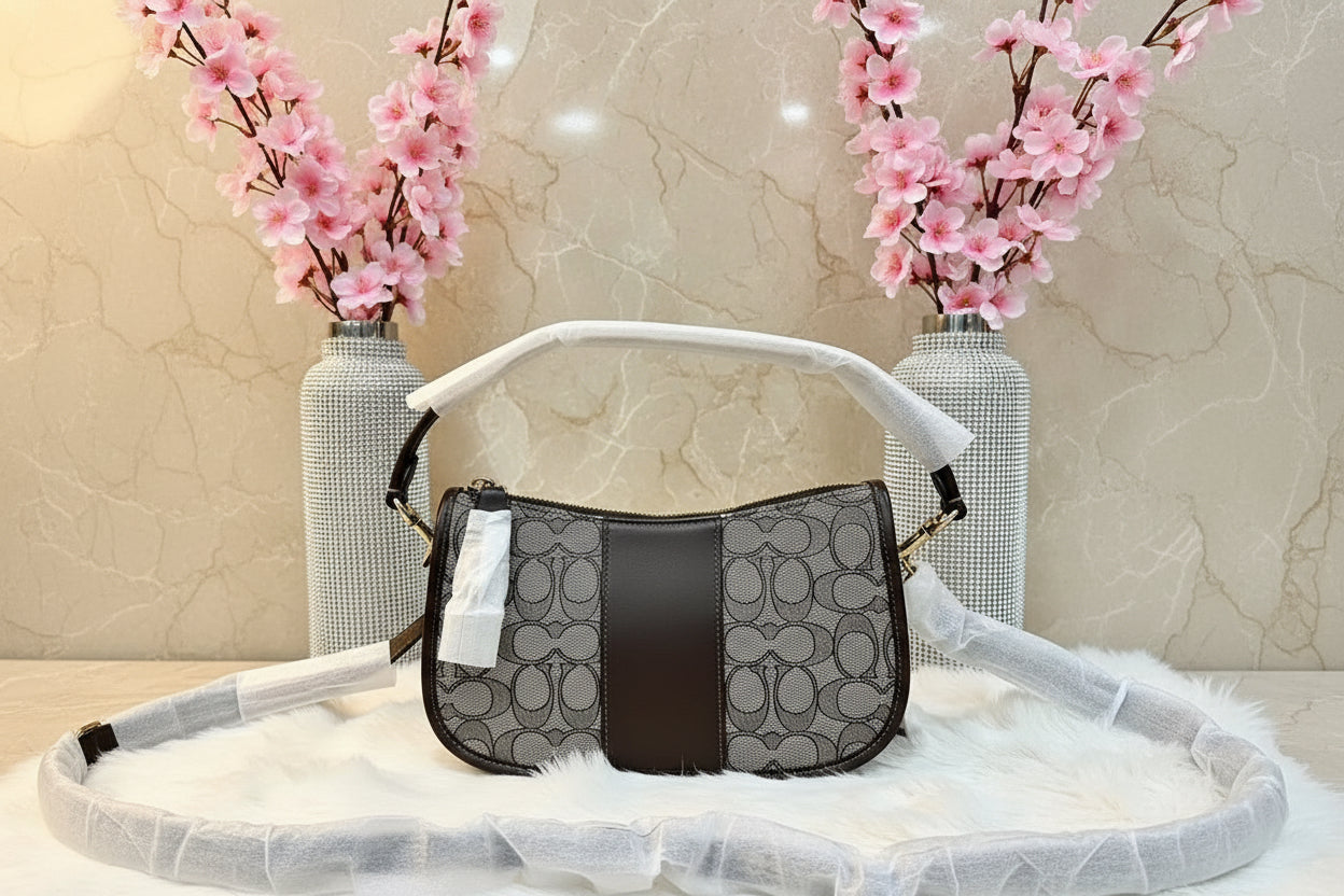 تخفيضات هائلة! ‼️‼️ حقيبة يد من قماش الجاكار من ماركة كوتش - بدون بطاقة السعر