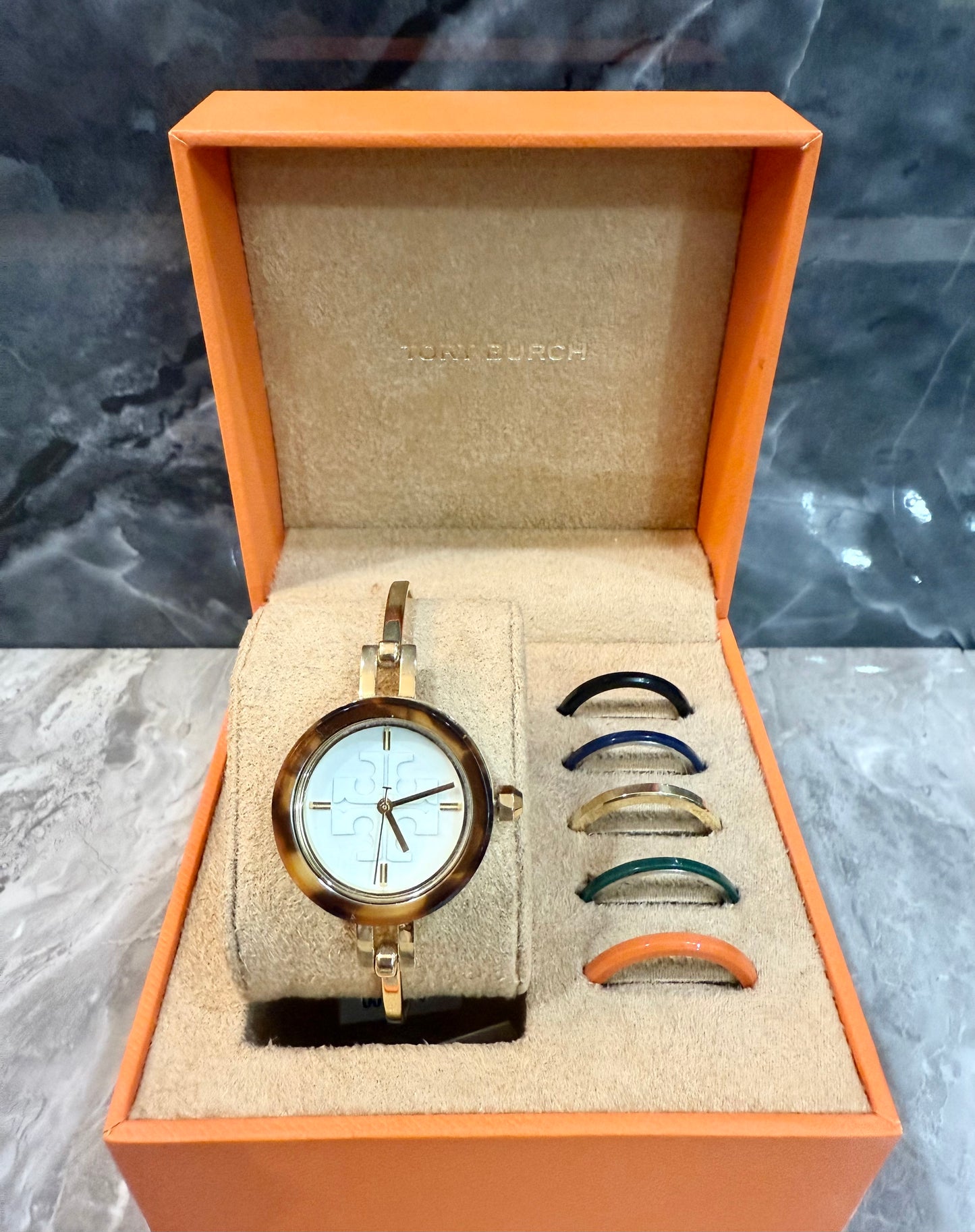 ساعة توري بورش الصغيرة ذات الأزرار القابلة للتبديل